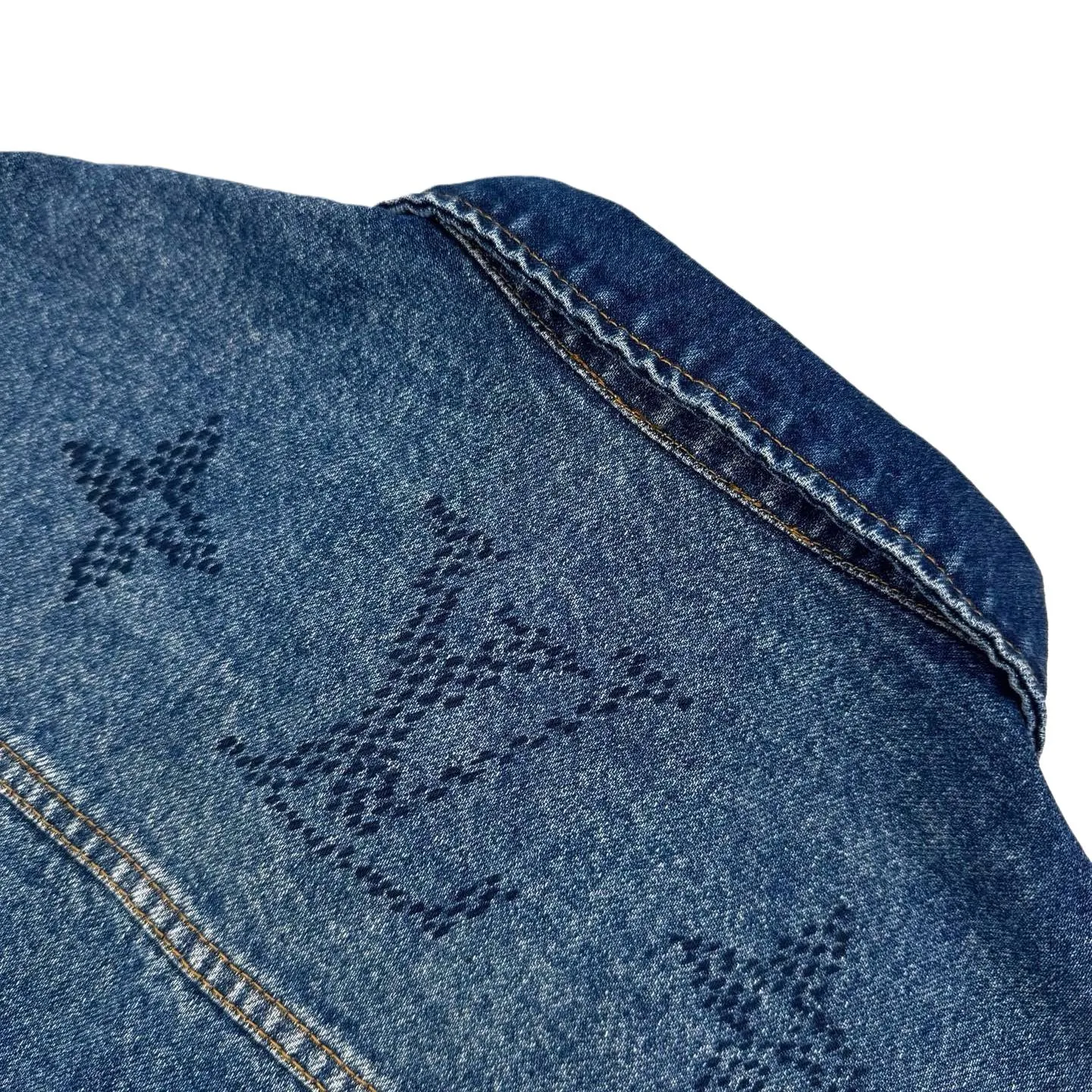 🅿️680 1v 25SS Hubby Gradient Presbyopic Denim Jacket. Original purchase and development for 23,900. The fabric is made of customized indigo thick double-woven cotton. It has high quality and is comfortable and close to the skin. It is based on a subtle gradient from dark blue to light blue. Unique blues artwork. Imperfect perfection. The Monogram Seeds pattern is laid out with a gradient effect. The looming posture quietly emerges and is fully recognizable. The Damier leather label on the back hem is lightly embossed with the LV letters, revealing the noble identity. The longitudinal arrangement of single-breasted buttons becomes the visual guide line, elongating the neck line, adding a delicate buffer between the romance of gradient blue and the toughness of work clothes. The suit is worn for worry-free wear, allowing the wearer to become a walking color narrative. Digital printing technology adopts digital pattern design and prints the pattern directly on the fabric through an inkjet printer to achieve Monogram Seeds operation. The transition is natural. The pattern is clear, using multiple horses and rub sand to rub specific parts with a high-pressure spray gun to achieve a local gradient effect, and then use frosting technology to create a unique texture pattern. The workmanship is extremely complex and time-consuming and labor-intensive. The double process of washing and light frying is to desize and clean the denim material first, and then sand wash to produce a fading effect. The denim jacket is fried through special chemical treatment to give a special contrasting effect. Size:S-M-L-XL
